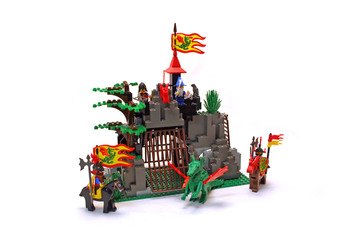 Dark Dragon's Den - LEGO set #6076-1
